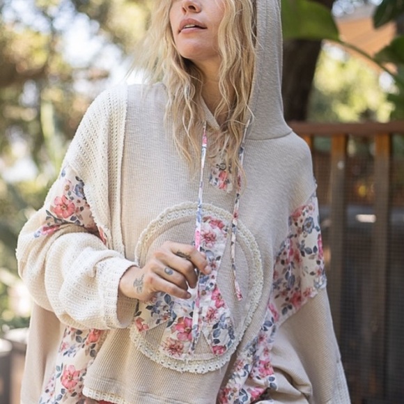 915. POL Pullover Hoodie Women's Oversized Tan Peace Applique Long Sleeve. - Picture 5 of 7